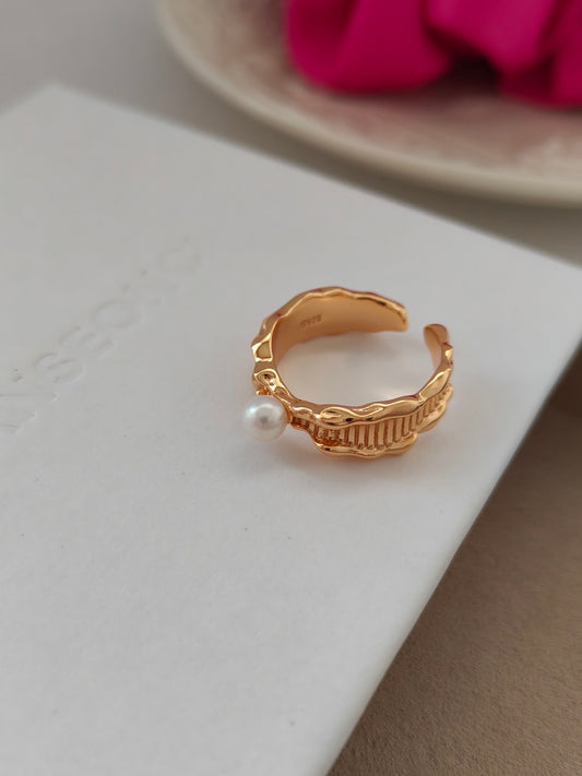 Suave carved pearl ring