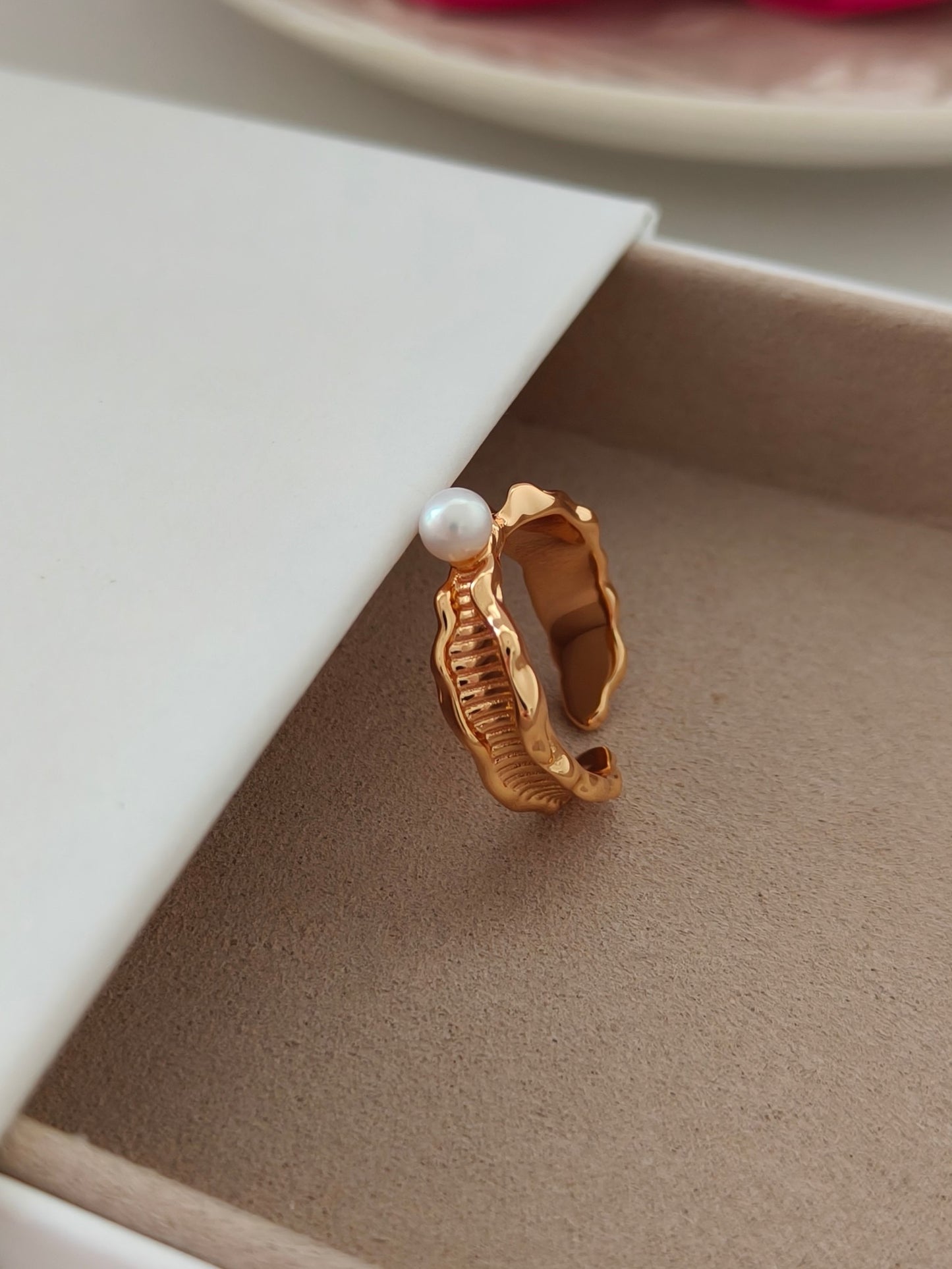 Suave carved pearl ring