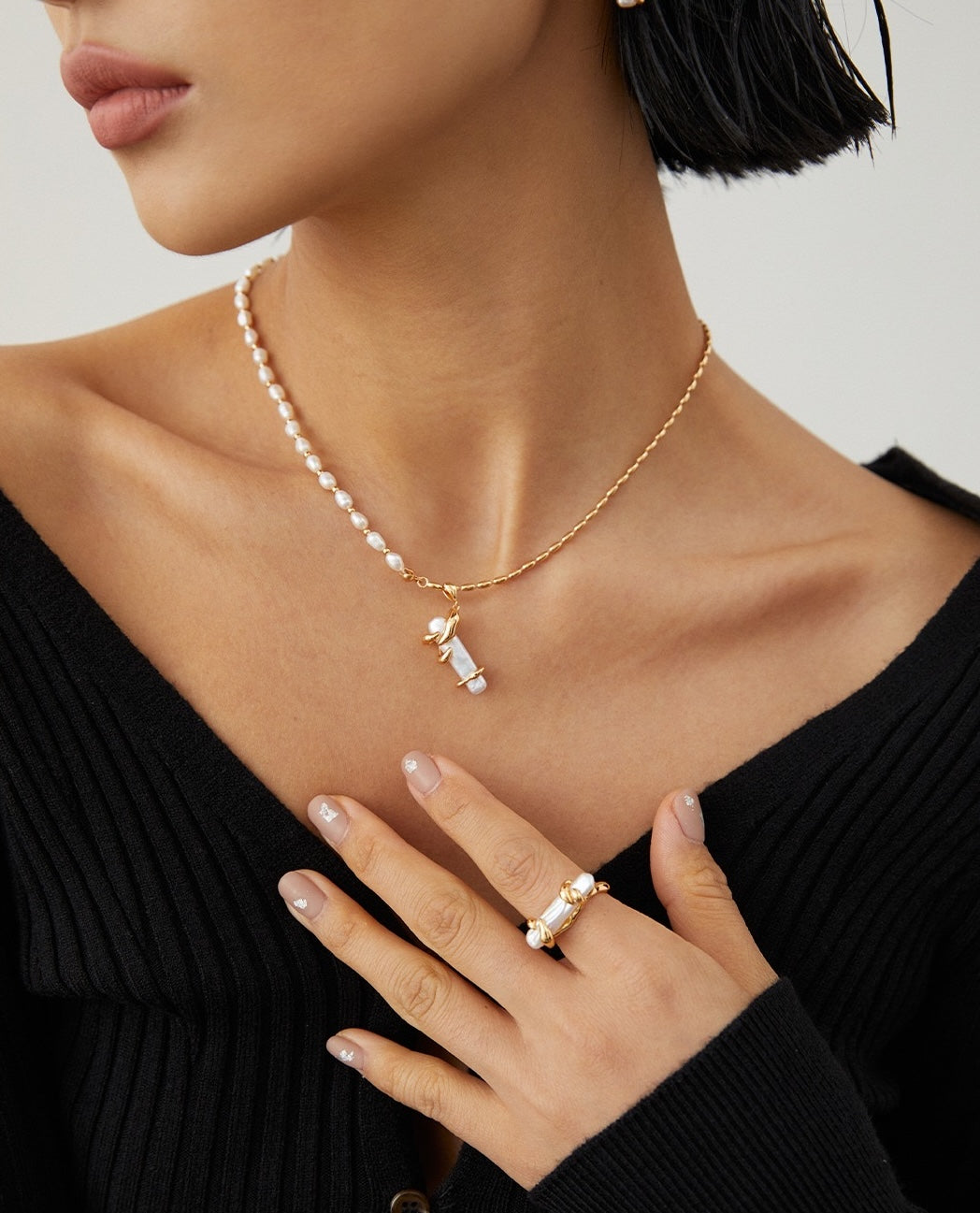 Asymmetrical pearl necklace