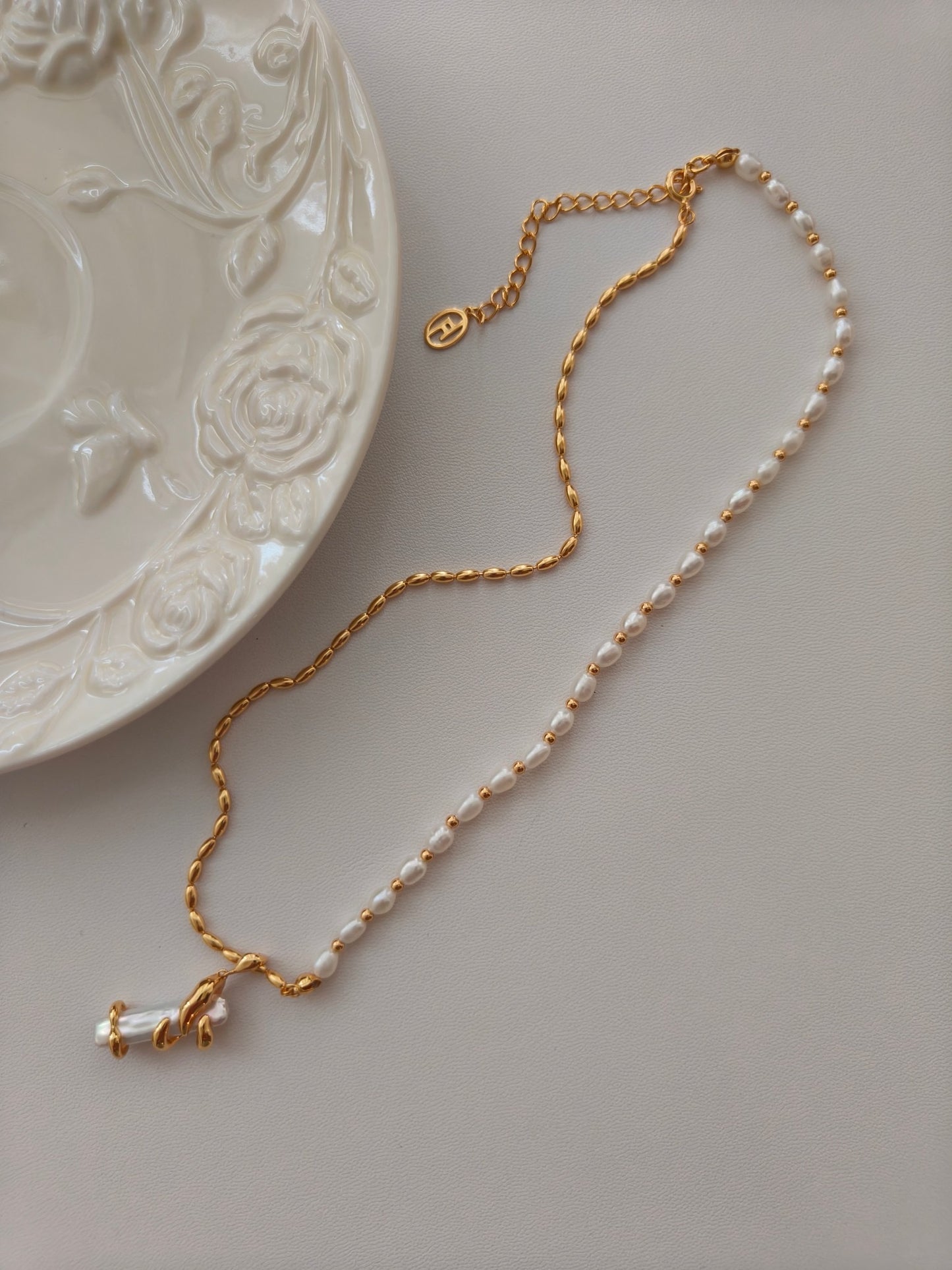 Asymmetrical pearl necklace